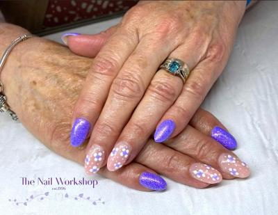 Lilac Glitter and Daisy Nail Art